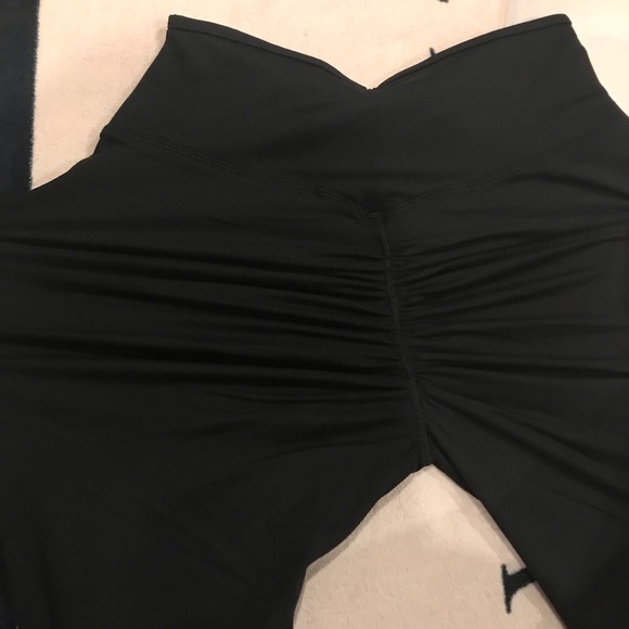 1x Peachy Scrunch Butt Leggings ESSENTIAL BLACK - Picture 7 of 9